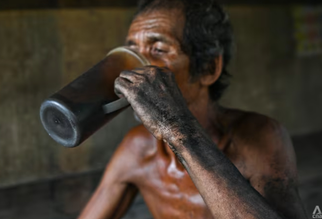 Một công nhân khác, ông Sahitom Ahmad, 53 tuổi, mơ ước một ngày nào đó trở về làng của mình để xây một ngôi nhà cho gia đình.  Tôi muốn mua đất để gia đình tôi và tôi có thể sống thoải mái hơn và tôi có thể xem các cháu của tôi chơi trong sân.