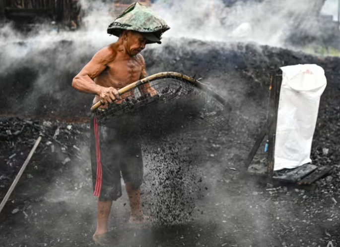 Các công nhân đi bộ quanh khu đất cháy xém gần các hố đang cháy, đi chân trần hoặc chỉ với một đôi dép cao su mỏng manh. Đã có lúc chân tôi trượt vào hố đang cháy và dép của tôi bị kẹt bên trong, ông Mustapa kể lại. May mắn thay, chân tôi không bị bỏng.