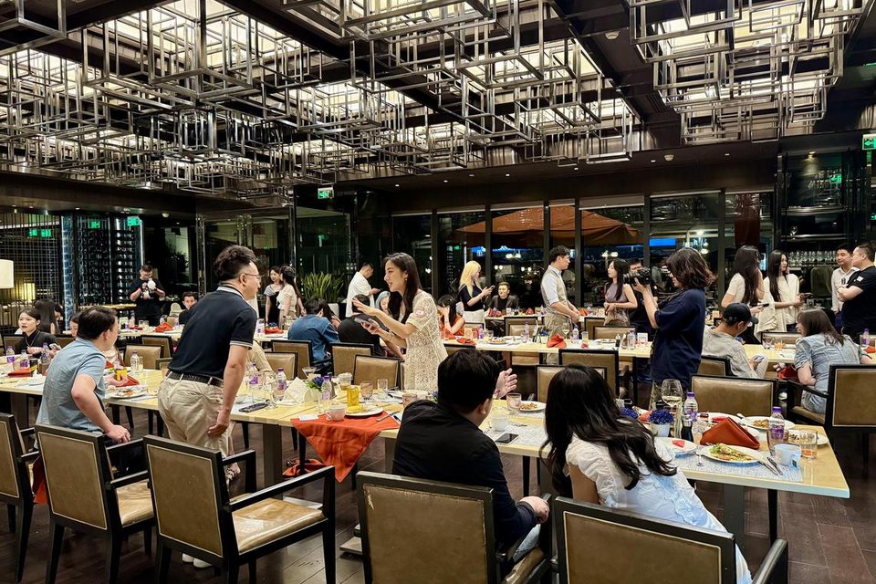 Sau một vòng tự giới thiệu và biểu diễn, những người tham gia - 24 nam và 28 nữ - đã giao lưu với nhau bên ly rượu vang và sâm panh miễn phí, cùng bữa tối tự chọn với hàu và bít tết.