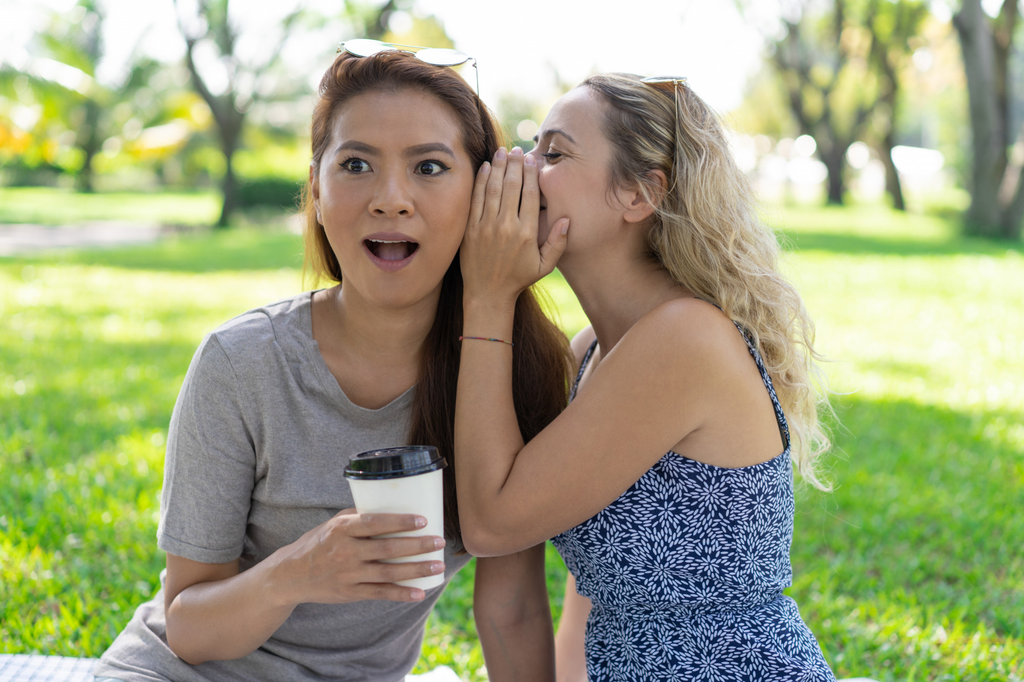 Em gái đặt điều nói xấu sau lưng về gia đình anh trai ( Ảnh minh họa Freepik)