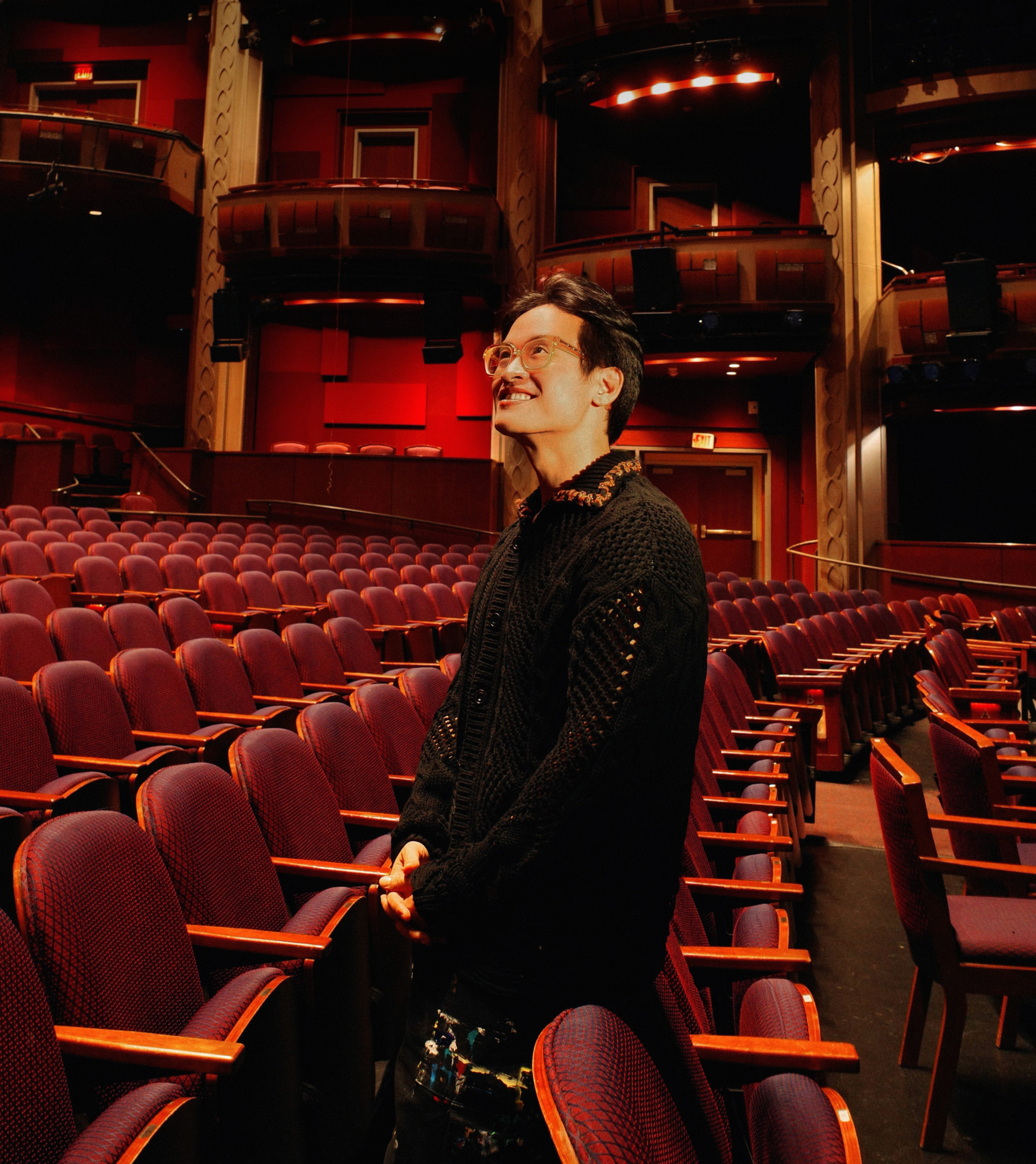 Hà Anh Tuấn nhìn ngắm không gian bên trong nhà hát Dolby Theatre 