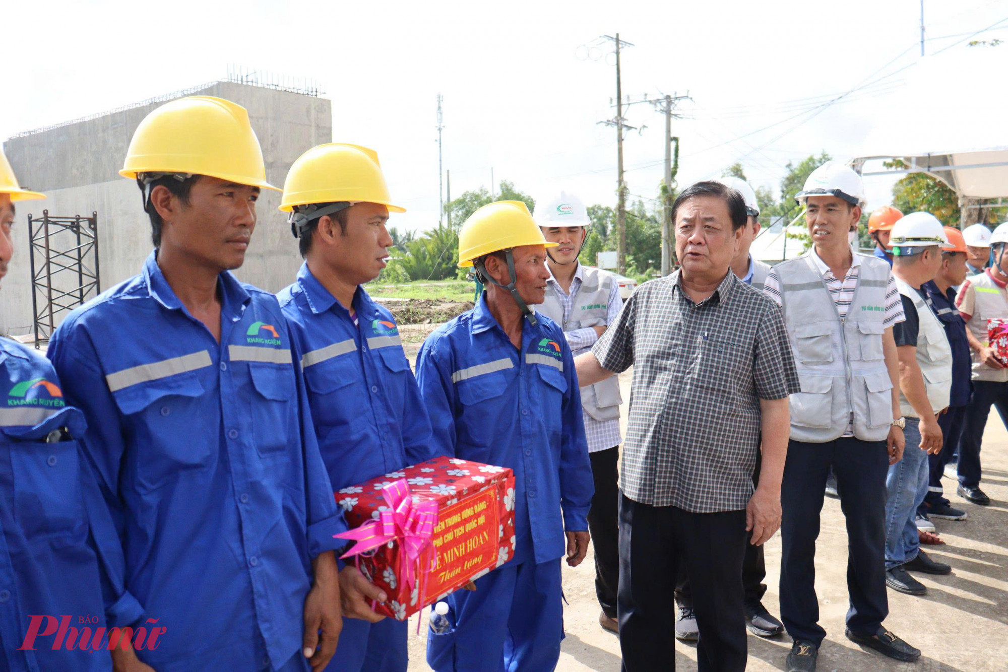 Ông Lê Minh Hoan - Phó Chủ tịch Quốc hội tặng quà và động viên công nhân thi công - Ảnh Phú Hữu