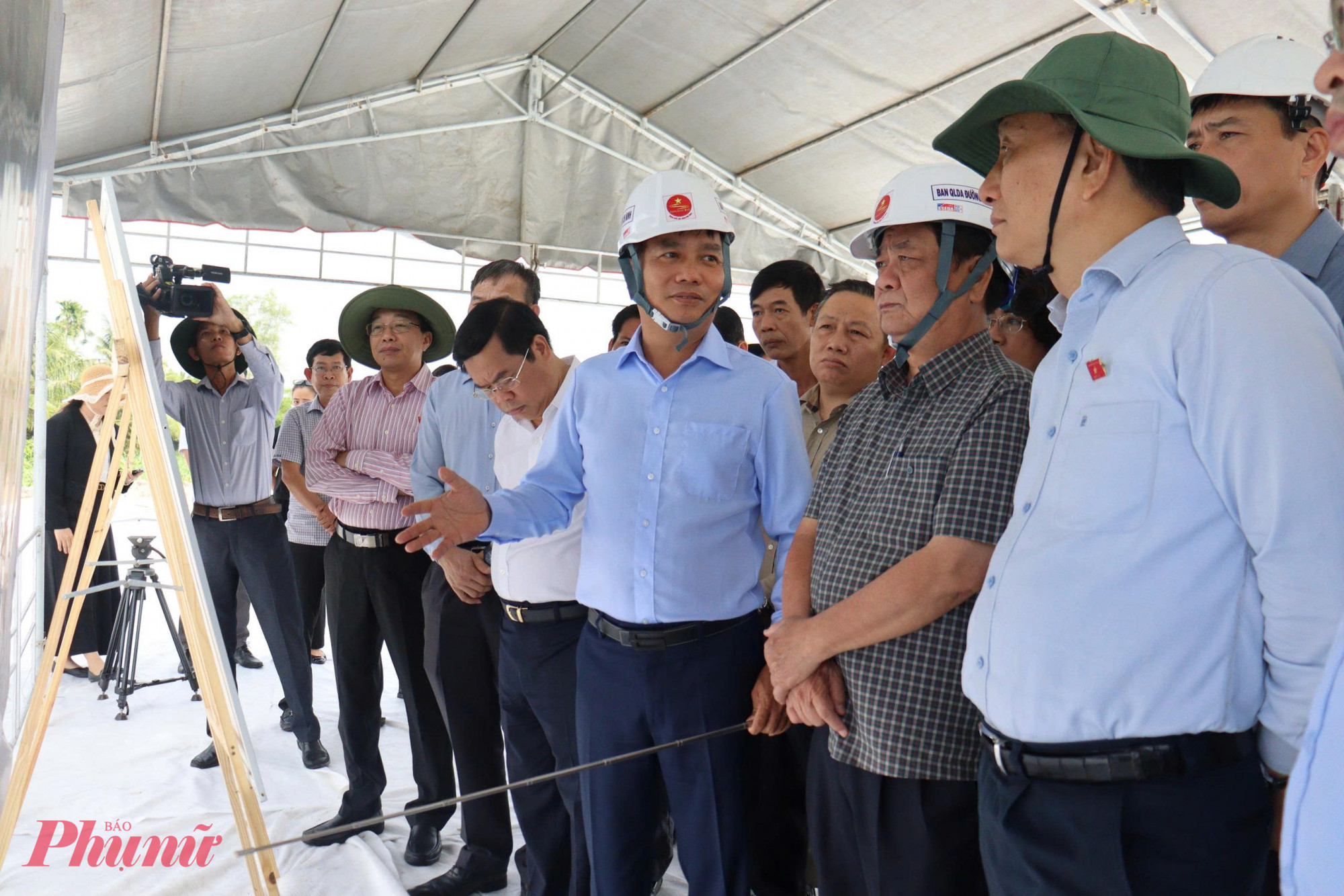 Phó Chủ tịch Quốc hội Lê Minh Hoan cùng đoàn công tác khảo sát tiến độ dự án đường Hồ Chí Minh - Ảnh Phú Hữu