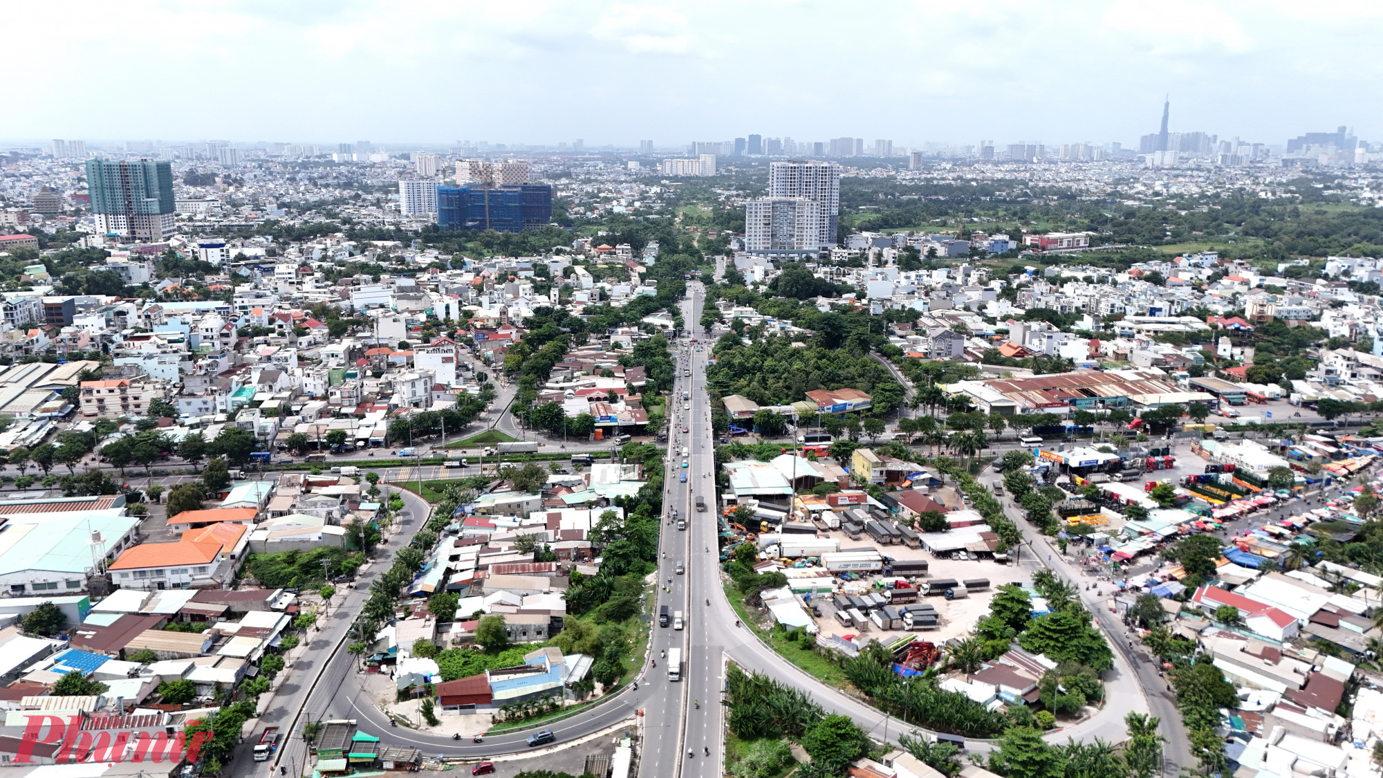 Tuyến Vành đai 2 có tổng chiều dài 64km, trong đó đã có 47km được đầu tư và đưa vào khai thác. Tuy nhiên, 14km còn lại, chia thành 4 đoạn, vẫn đang trong quá trình thi công. Trong số đó, đoạn thứ 3 dài 2,7km kết nối đường Phạm Văn Đồng đến nút giao Gò Dưa – Quốc lộ 1 (trong ảnh).
