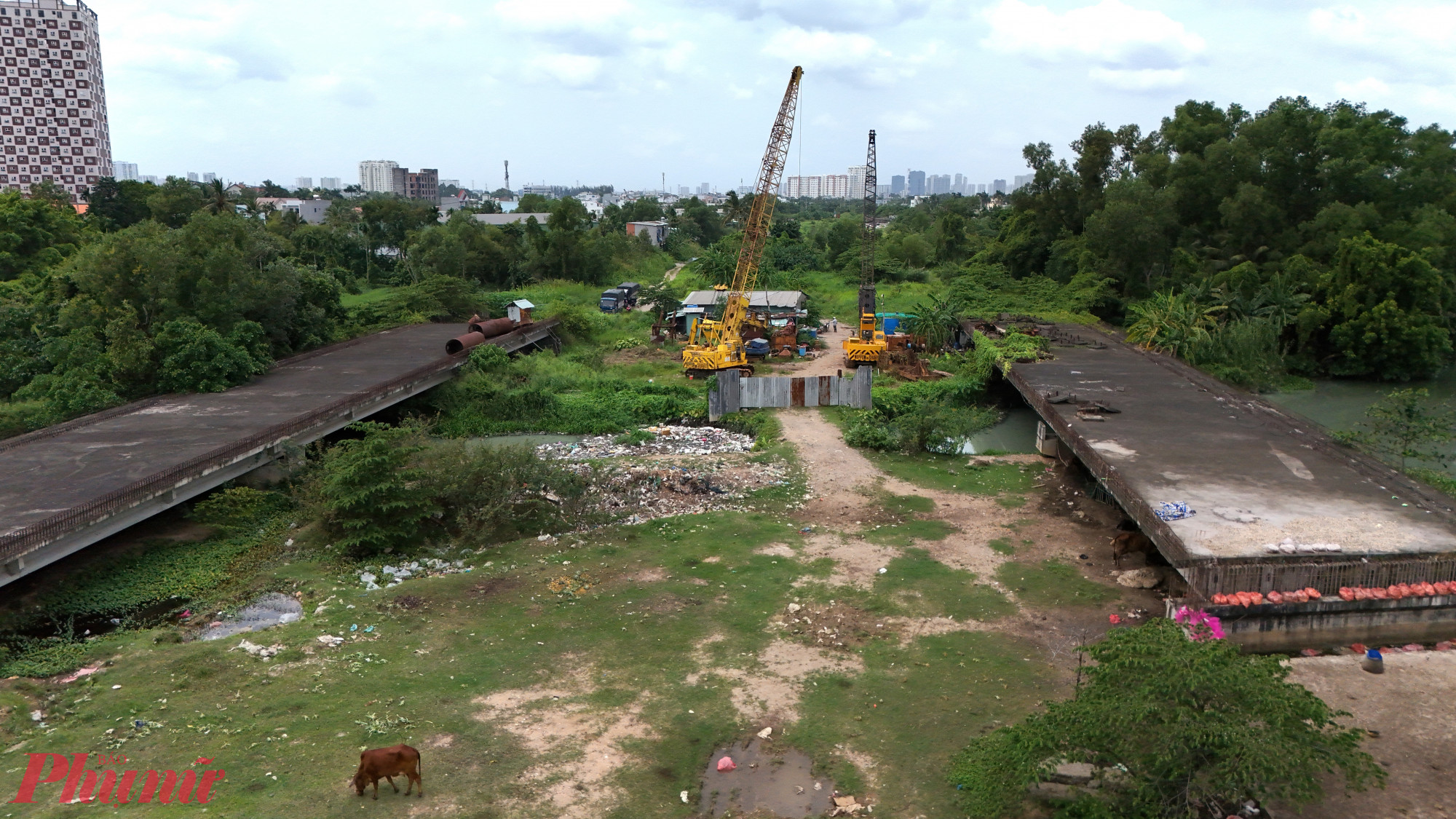 Một số khu vực còn bị người dân tận dụng làm nơi chăn nuôi.