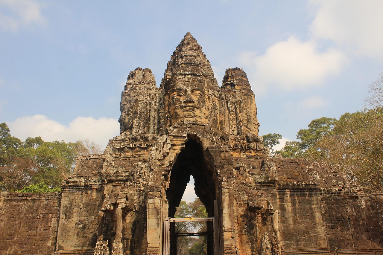 Du lịch Campuchia 3 ngày 2 đêm từ TPHCM: Khám phá Angkor Wat Quần thể Angkor Thơm kì vĩ - Ảnh: