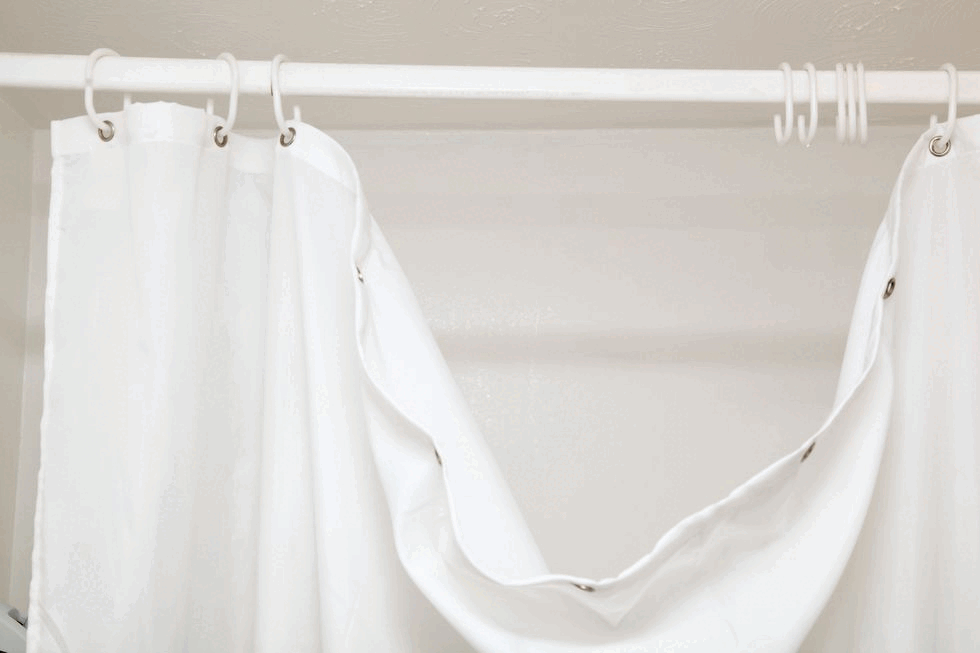 4. Rèm shower nhựa trắng hoặc trắng trong: Rèm tắm nhựa PVC trắng hoặc trong suốt dễ bị ố vàng, tích tụ cặn bẩn và tiềm ẩn chất VOC gây hại sức khỏe khi tiếp xúc với nhiệt độ cao và hơi nước. Chuyên gia Sherrell Neal khuyên nên dùng loại vải chống nước như polyester, cotton, PEVA/H thay vì loại nhựa giá rẻ để giảm thiểu nấm mốc và mùi hôi