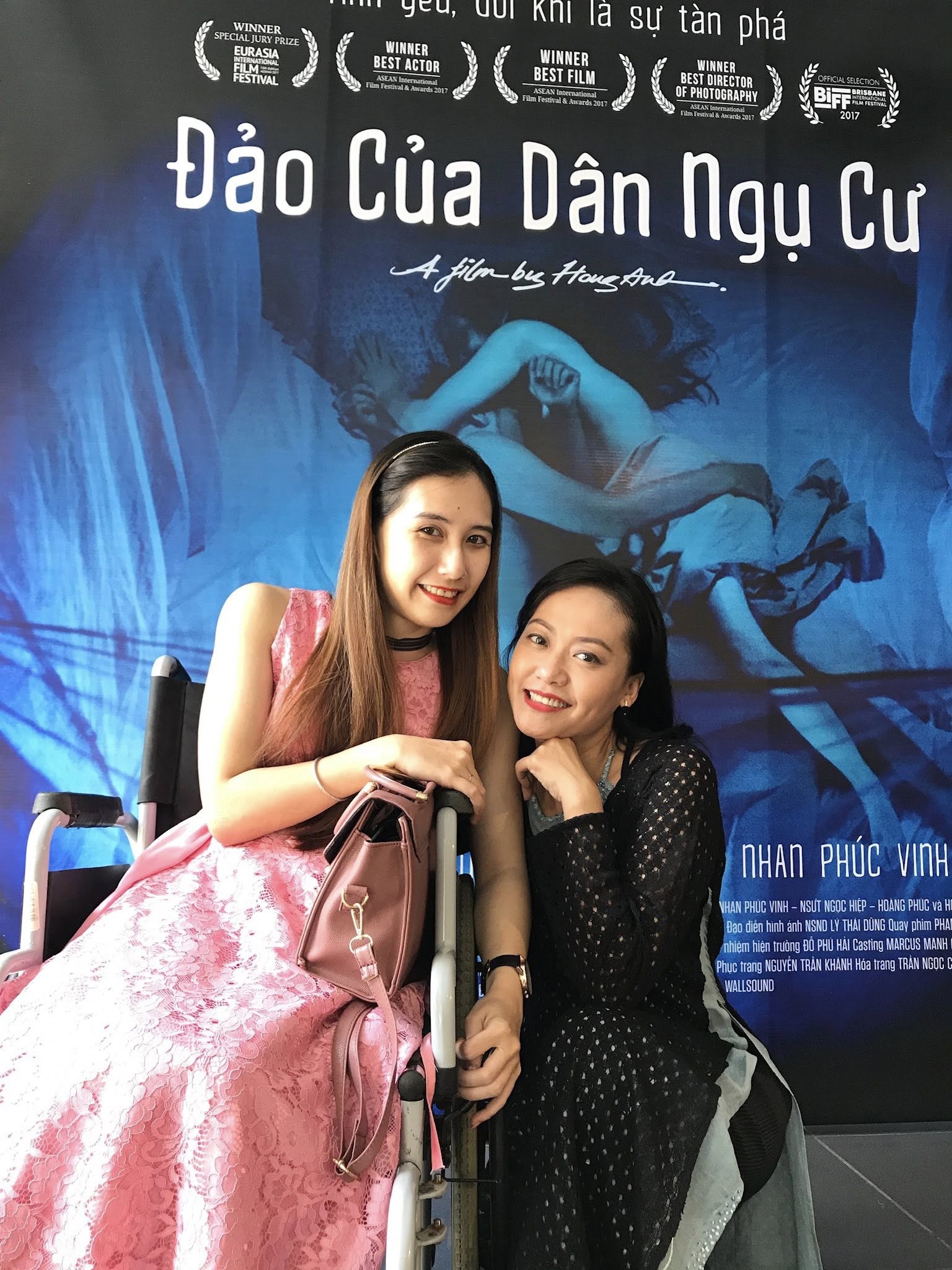 Diễn viên Hồng Ánh bên cạnh Lê Thị Hạnh tại buổi giới thiệu phim Đảo của dân ngụ cư