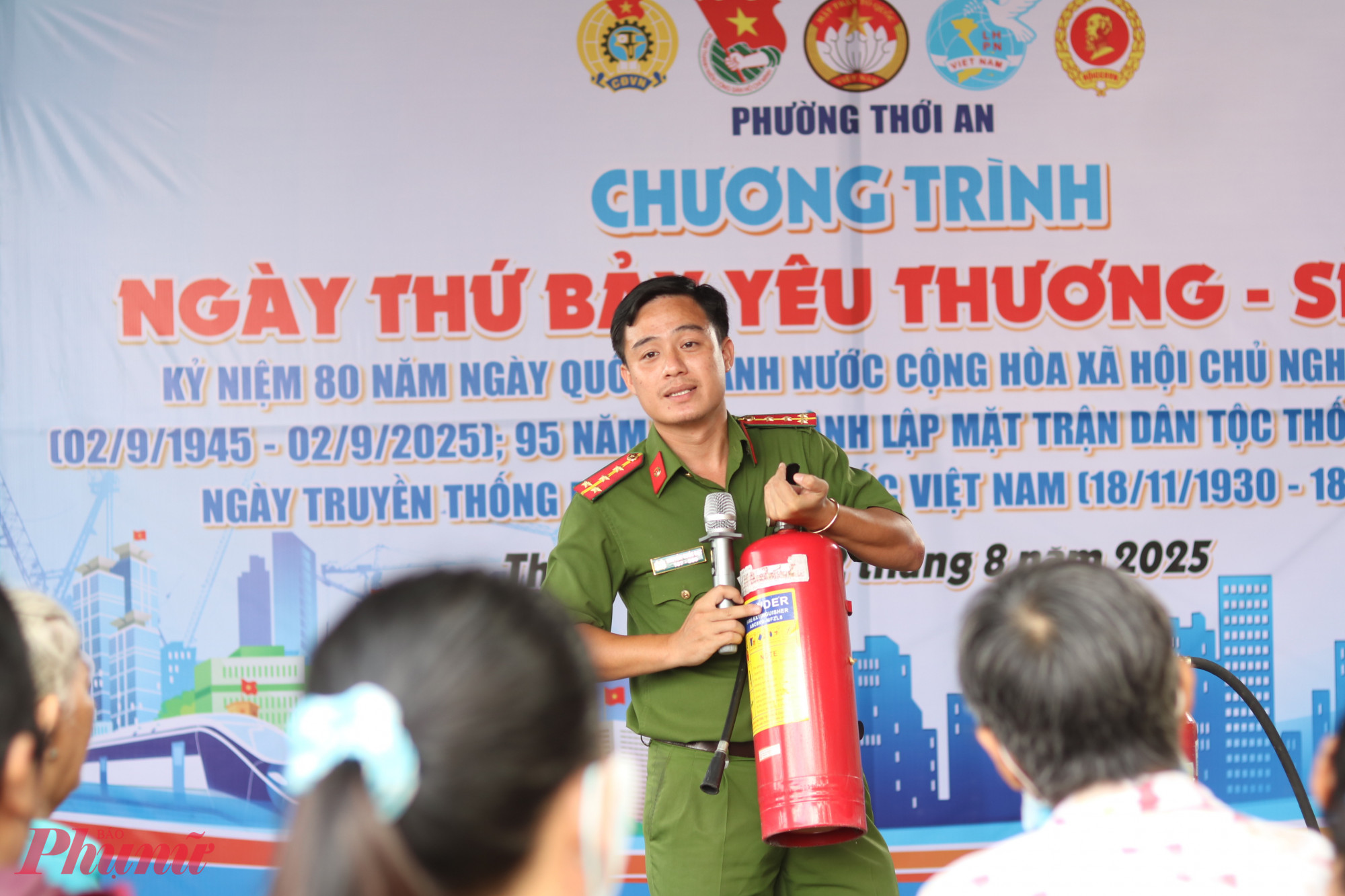 Đại úy Nguyễn Quốc Đạt – Đội Phòng cháy chữa cháy và Cứu nạn cứu hộ Khu vực 12, Phòng Cảnh sát Phòng cháy chữa cháy và cứu nạn cứu hộ, Công an TPHCM – hướng dẫn người dân cách sử dụng bình chữa cháy cầm tay. 