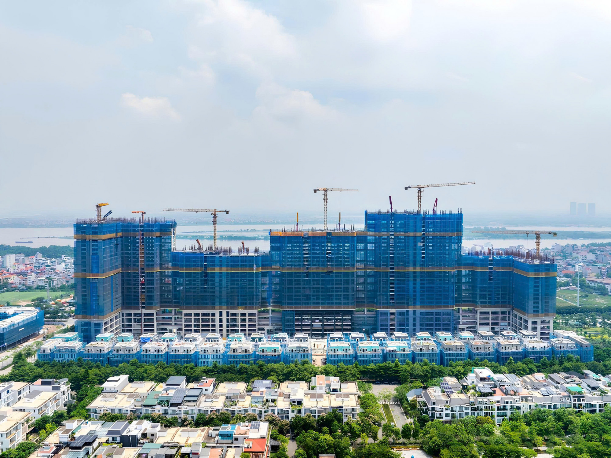 Với pháp lý minh bạch, được cấp phép mở bán nhà ở hình thành trong tương lai và bán cho người nước ngoài, dự án đang đẩy mạnh thi công đến tầng 32 (tính đến cuối tháng 7/2025) và dự kiến bàn giao từ quý III/2026