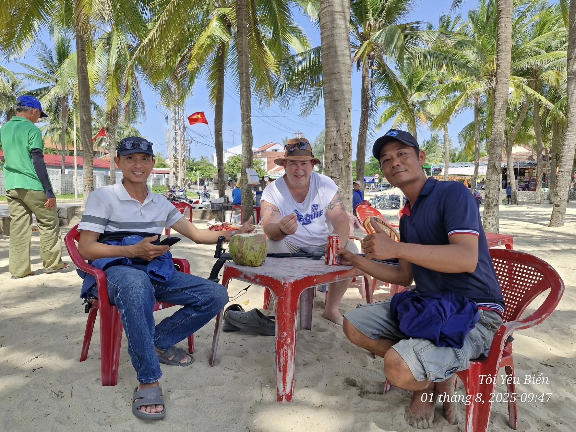 Từ trái sang: Anh Phạm Nhữ Đông, ông Lein Riches và anh Phan Thanh Trinh tại biển cửa Đại. Ảnh: Facebook Phinh Thanh Trang