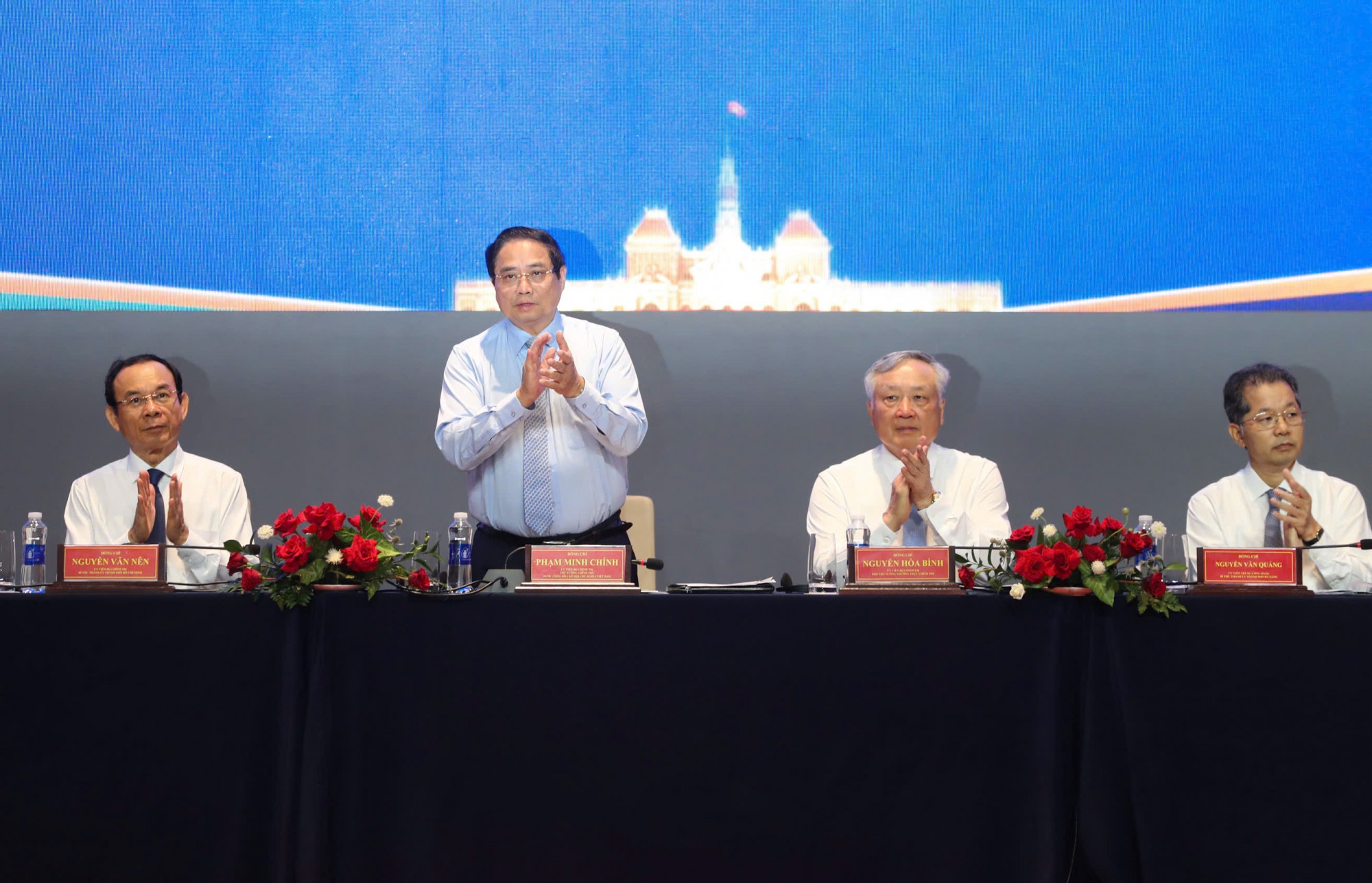 Thủ tướng: Trung tâm tài chính quốc tế là không gian đột phá thể chế - nơi luật pháp được thiết kế cho tương lai Thủ tướng Phạm Minh Chính cùng đoàn công tác của Chính phủ dự hội nghị triển khai Nghị quyết 222/2025 của Quốc hội về Trung tâm tài chính quốc tế tại Việt Nam - Ảnh: Hoàng Triều
