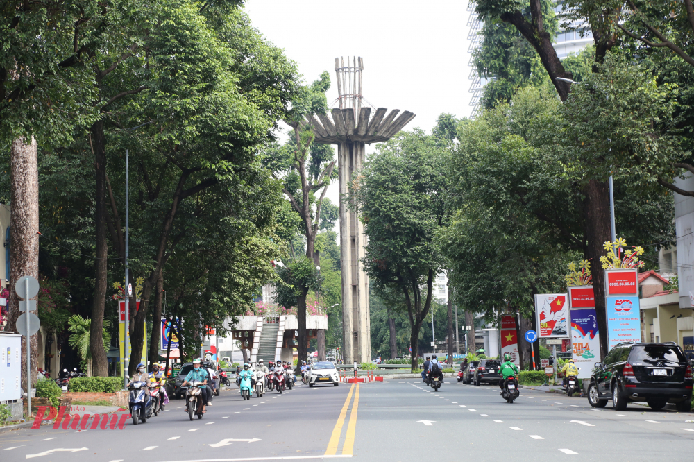 Hồ Con Rùa nằm ngay trung tâm Quận 3 cũ, nơi giao nhau của ba con đường Trần Cao Vân, Phạm Ngọc Thạch và Võ Văn Tần. Không chỉ đơn giản là một vòng xoay hay một đài phun nước, nơi đây đã trở thành điểm hẹn quen thuộc của nhiều thế hệ người Sài Gòn. 