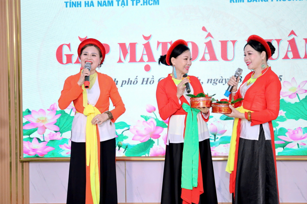 Dù gặp nhiều biến cố sức khỏe, chị Hoa Phượng (bìa trái) vẫn bền bỉ gắn bó với âm nhạc dân tộc