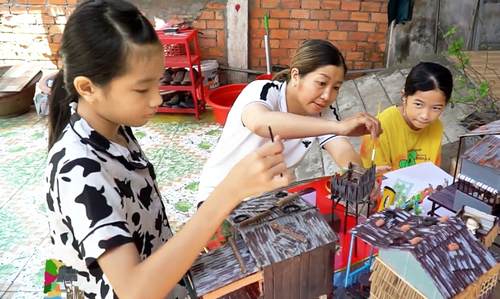 Chị Phúc luôn đồng hành và khơi gợi tình yêu quê hương cội nguồn nơi các con qua những mô hình nhỏ