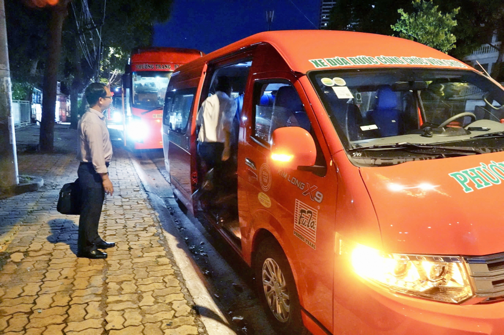Xe đưa rước giúp cán bộ ở xa yên tâm công tác Cán bộ, công chức, viên chức rời nơi làm việc tại TPHCM, ngồi xe đưa rước để về nhà mình ở Bà Rịa - Vũng Tàu (trước đây)