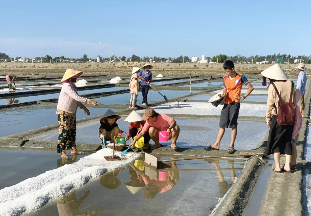 Khi du khách là học trò, dân địa phương là thầy giáo Trẻ em, người lớn học cách làm muối trên đồng muối phường Sa Huỳnh, tỉnh Quảng Ngãi - ẢNH: M.T.