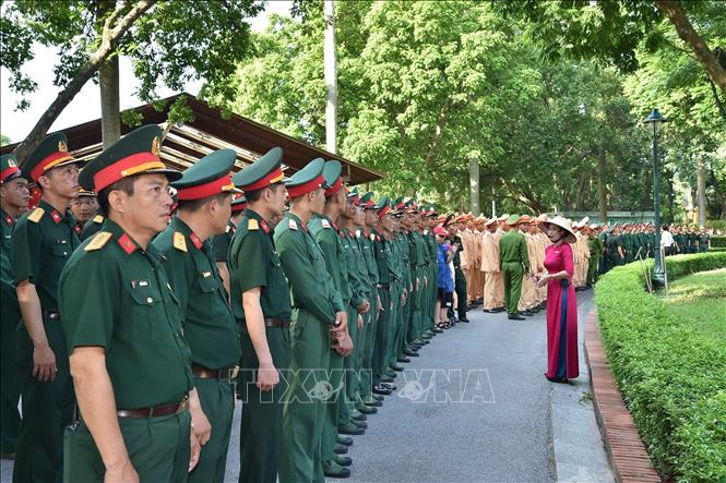 Cán bộ, chiến sĩ thuộc các lực lượng tham gia Lễ diễu binh, diễu hành kỷ niệm 80 năm Cách mạng tháng Tám và Quốc khánh 2/9 tham quan Khu Di tích Chủ tịch Hồ Chí Minh. Ảnh: TTXVN