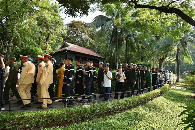 Cán bộ, chiến sĩ thuộc các lực lượng tham gia Lễ diễu binh, diễu hành kỷ niệm 80 năm Cách mạng tháng Tám và Quốc khánh 2/9 tham quan Khu Di tích Chủ tịch Hồ Chí Minh. Ảnh: TTXVN