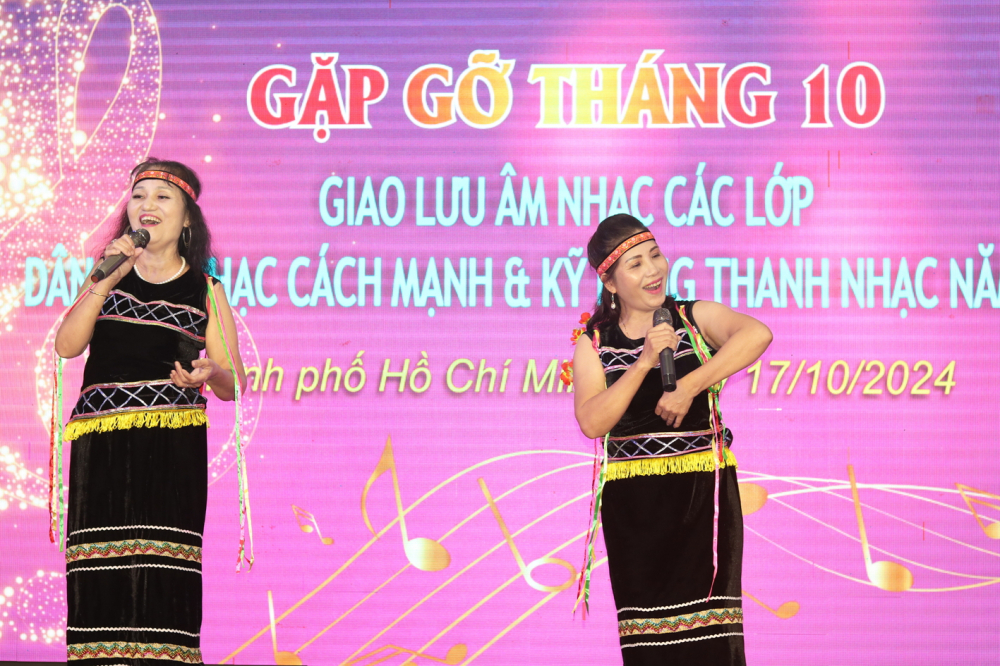 Bên cạnh vai trò chủ nhiệm Câu lạc bộ Ca múa nhạc Đồng Xanh,  bà Minh Hiền (bìa phải) còn là hội viên nhiệt huyết của Câu lạc bộ Nữ nghệ sĩ TPHCM  cả trong hoạt động biểu diễn lẫn công tác xã hội từ thiện