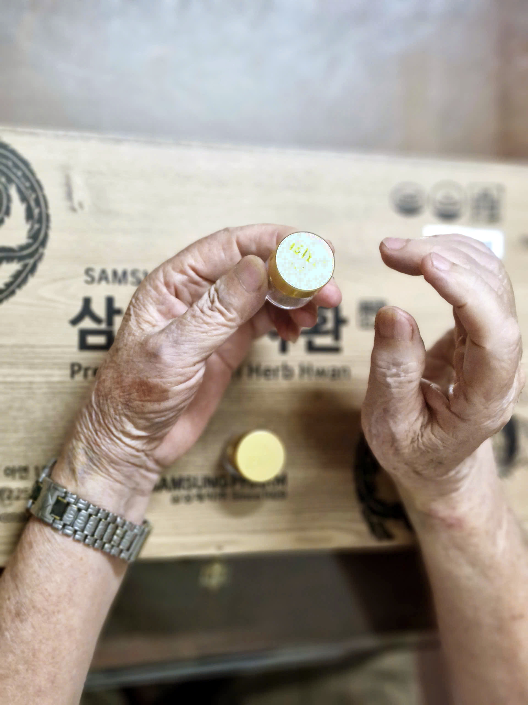 Sản phẩm ngừa đột quỵ được quảng cáo từ Hàn Quốc không hề có tem nhãn phụ tiếng Việt, được ông Nguyễn Hoàng mua với giá 600.000 đồng 
