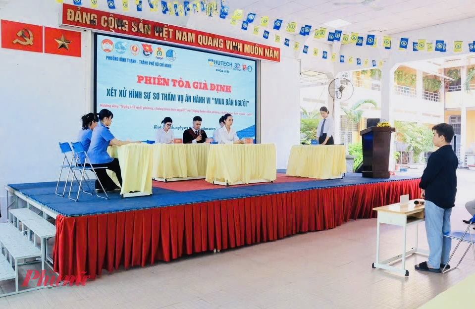 Tại sự kiện, các quy định pháp luật về tội mua bán người được giới thiệu chi tiết. Theo Bộ luật Hình sự năm 2015 (sửa đổi, bổ sung năm 2017), tội mua bán người (Điều 150) có mức phạt tù cao nhất lên đến 20 năm, trong khi tội mua bán người dưới 16 tuổi có thể bị tuyên phạt tù chung thân. Trường hợp người nước ngoài vi phạm, tòa án có thể áp dụng hình phạt trục xuất theo Điều 37 Bộ luật Hình sự hoặc Nghị định 142/2021/NĐ-CP.