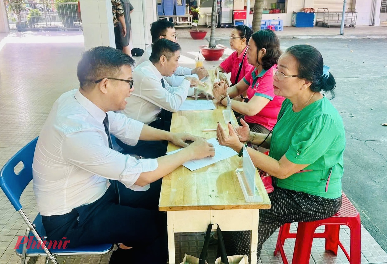 Dịp này, Chi hội Luật gia phường Bình Thạnh cũng đã tư vấn pháp luật miễn phí cho 23 trường hợp liên quan đến di chúc, phân chia tài sản, đất đai và các vấn đề pháp lý liên quan đến dự án Rạch Xuyên Tâm, góp phần lan tỏa tinh thần “Pháp luật đến với mọi người” và nâng cao hiểu biết pháp lý trong nhân dân.