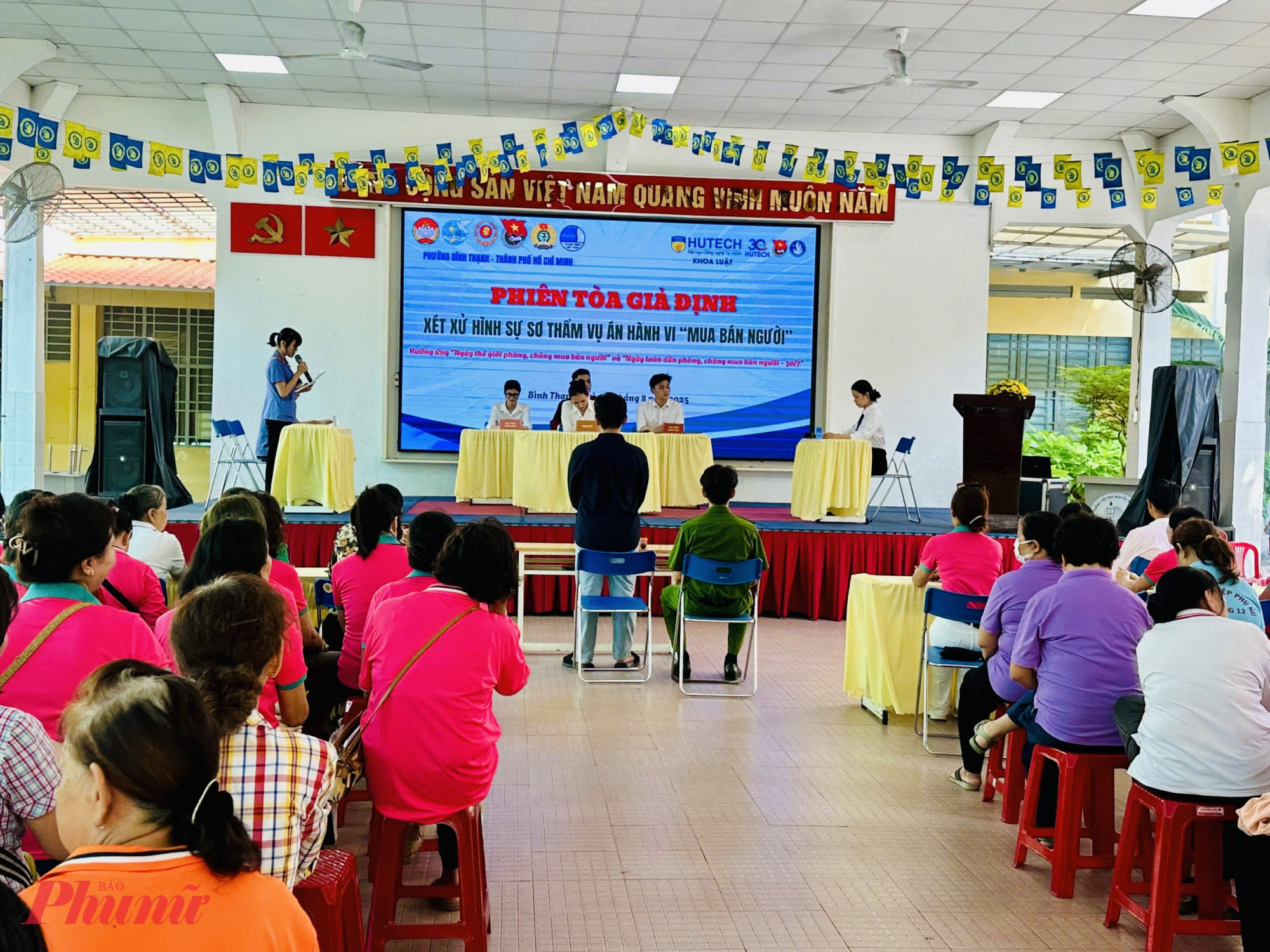 Phiên tòa được thực hiện dưới hình thức sân khấu hóa với tiểu phẩm “Mua bán người sang Campuchia,” tái hiện chân thực các thủ đoạn lừa đảo, bóc lột và cưỡng ép lao động. Phần xét xử do sinh viên HUTECH đảm nhiệm, mô phỏng đầy đủ quy trình truy tố và xét xử theo quy định pháp luật.