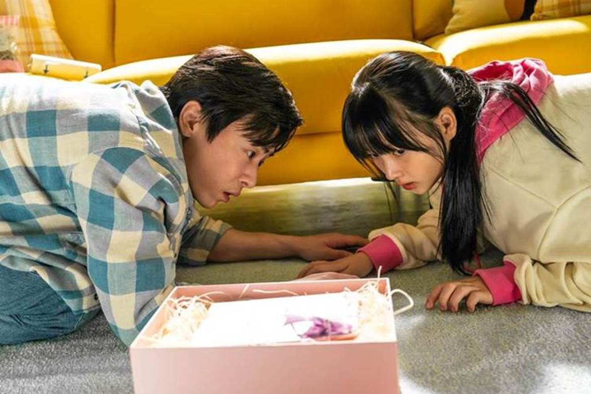 Phim kể về hành trình người cha nổ lực giúp cô con gái zombie của mình giữ lại phần người