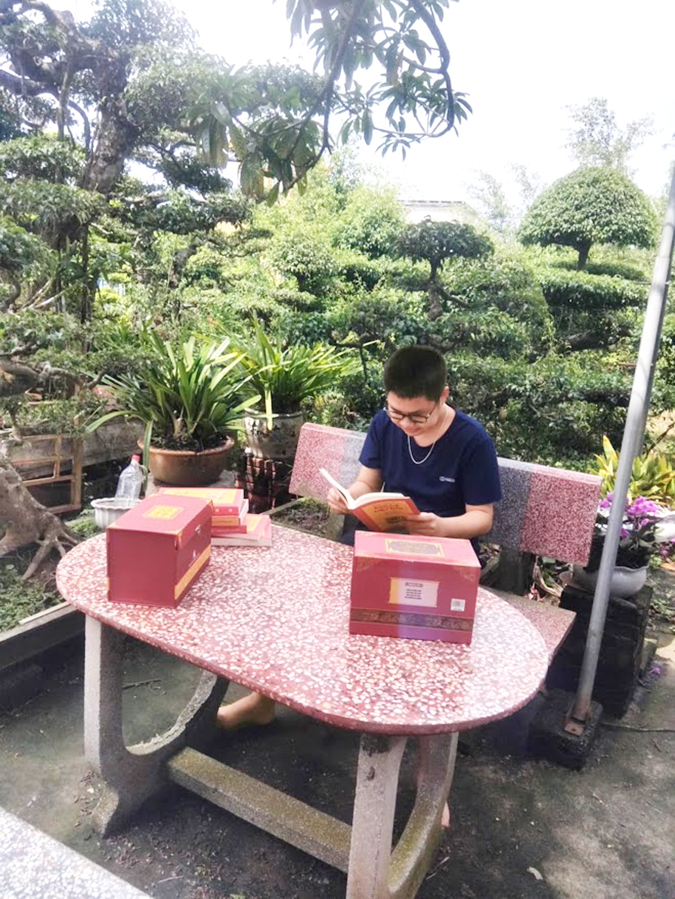 Dẫu ông đã đi xa, những trang sách ông yêu quý vẫn gắn bó với chúng tôi như một phần ký ức sống mãi - Ảnh do tác giả cung cấp
