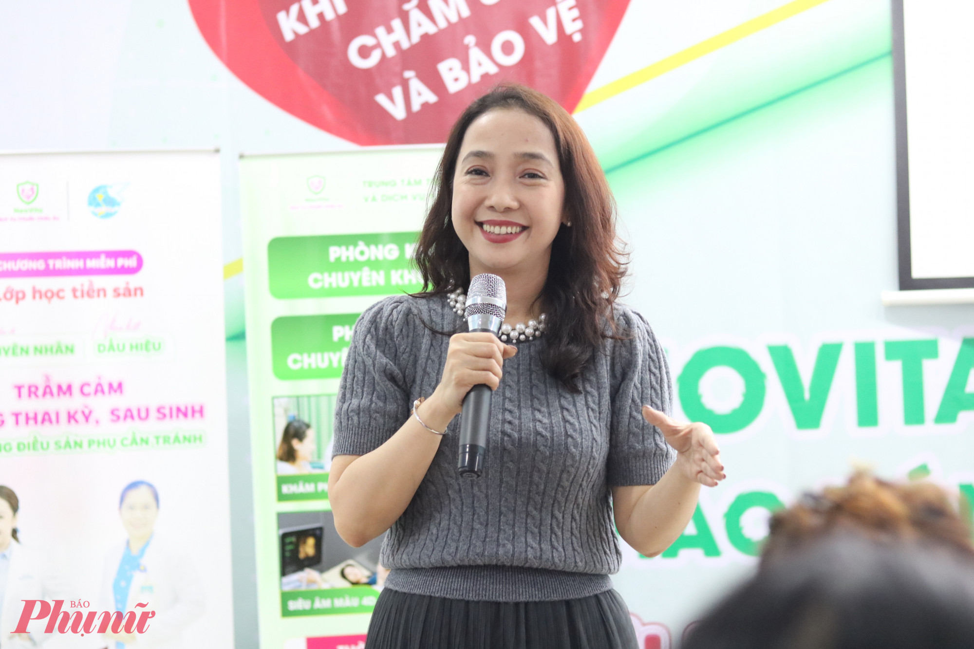 ThS.BS Nguyễn Hiền Minh trao đổi cùng chị em các giải pháp giúp người thân vượt qua trầm cảm sau sinh. 