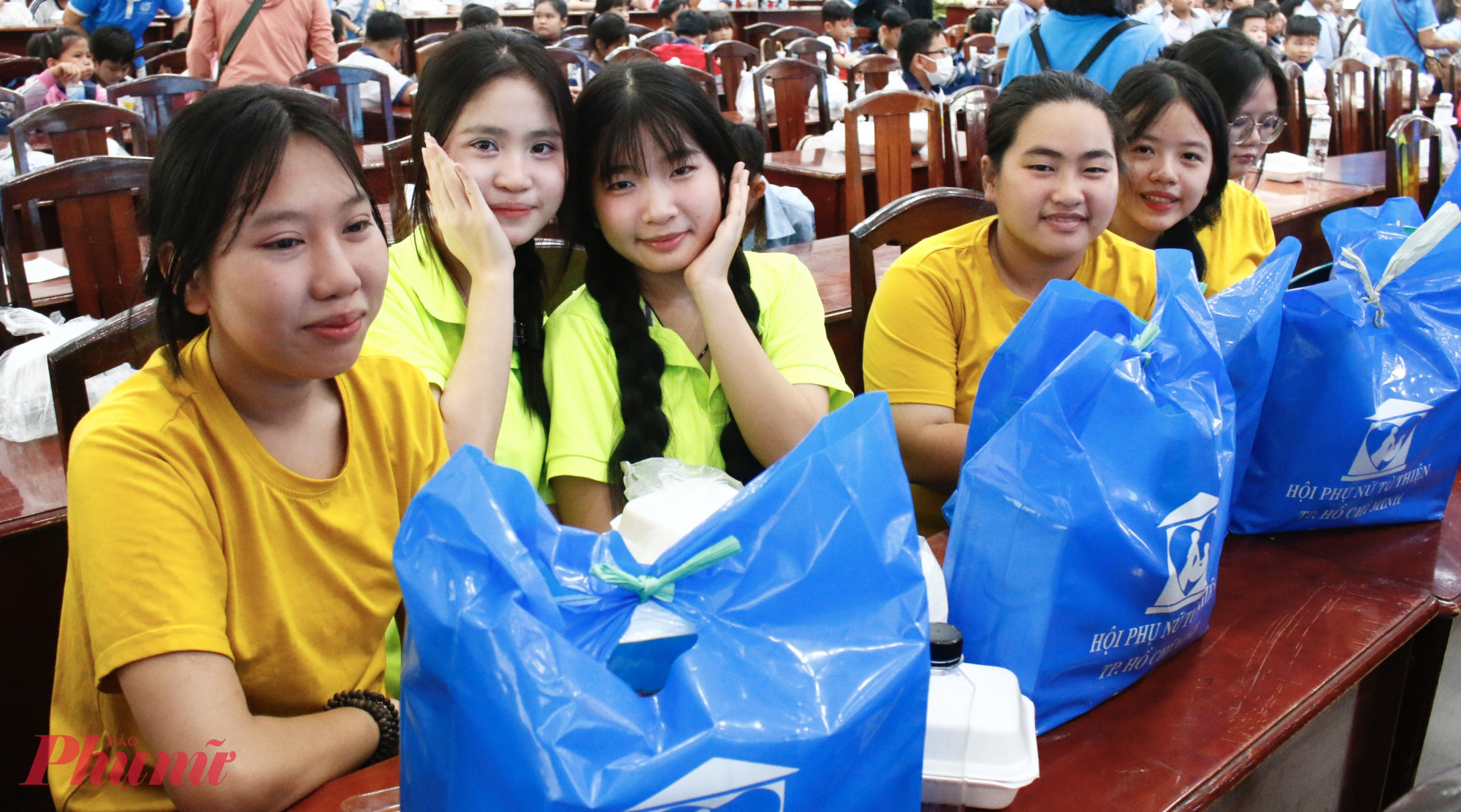 Các em học sinh hiếu học, vượt khó vui mừng đến nhận học bổng