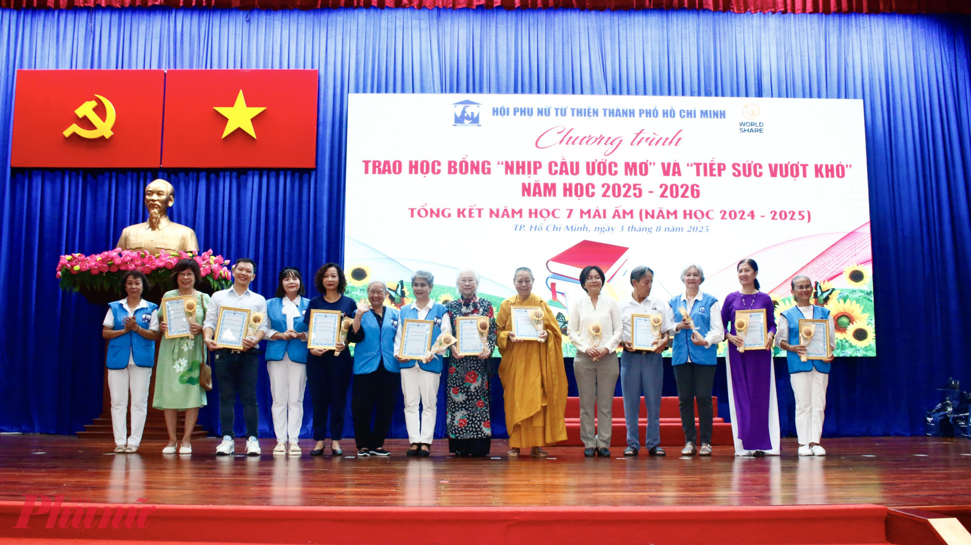 Lãnh đạo Hội Phụ nữ Từ thiện TPHCM trao thư cảm ơn đến các đơn vị đồng hành, hỗ trợ chăm lo 