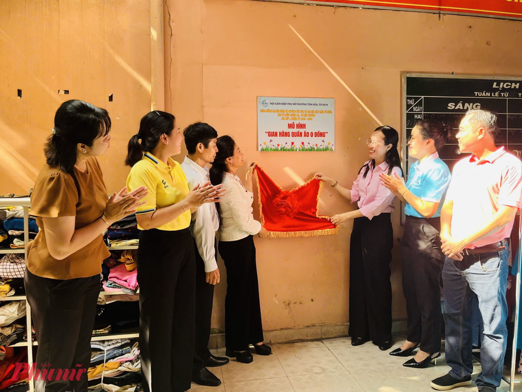 Bà Lê Thị Bích Dung - Cán bộ Hội LHPN TPHCM và bà Phan Kiều Thanh Hương – Bí thư Đảng ủy, Chủ tịch Hội đồng nhân dân phường Tân Hoà cùng các đại biểu thực hiện nghi thức ra mắt mô hình “Gian hàng quần áo 0 đồng”.