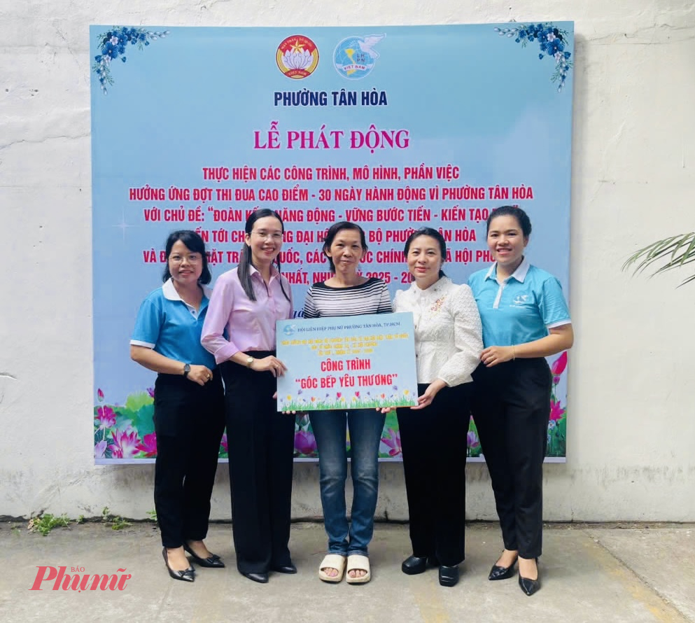 Dịp này, Hội LHPN phường đã trao bảng tượng trưng công trình “Góc bếp yêu thương” cho gia đình bà Hoàng Kim Ngọc, ngụ tại số 13/180/1 Trần Văn Hoàng, phường Tân Hòa. Gia đình bà Ngọc có hoàn cảnh khó khăn, buôn bán nhỏ, chồng thất nghiệp, các con đang tuổi ăn học.