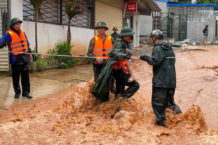 Lực lượng chức năng đưa người dân khỏi vùng nguy hiểm - ảnh: VGP
