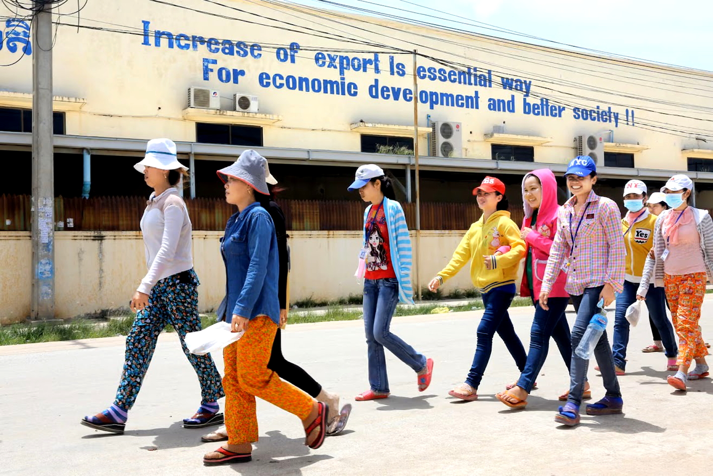Những nữ công nhân bên ngoài một nhà máy ở Phnom Penh. Phụ nữ chiếm hơn 75% lực lượng lao động  trong ngành may mặc của Campuchia - ẢNH: FRIEDRICH STARK (Alamy)