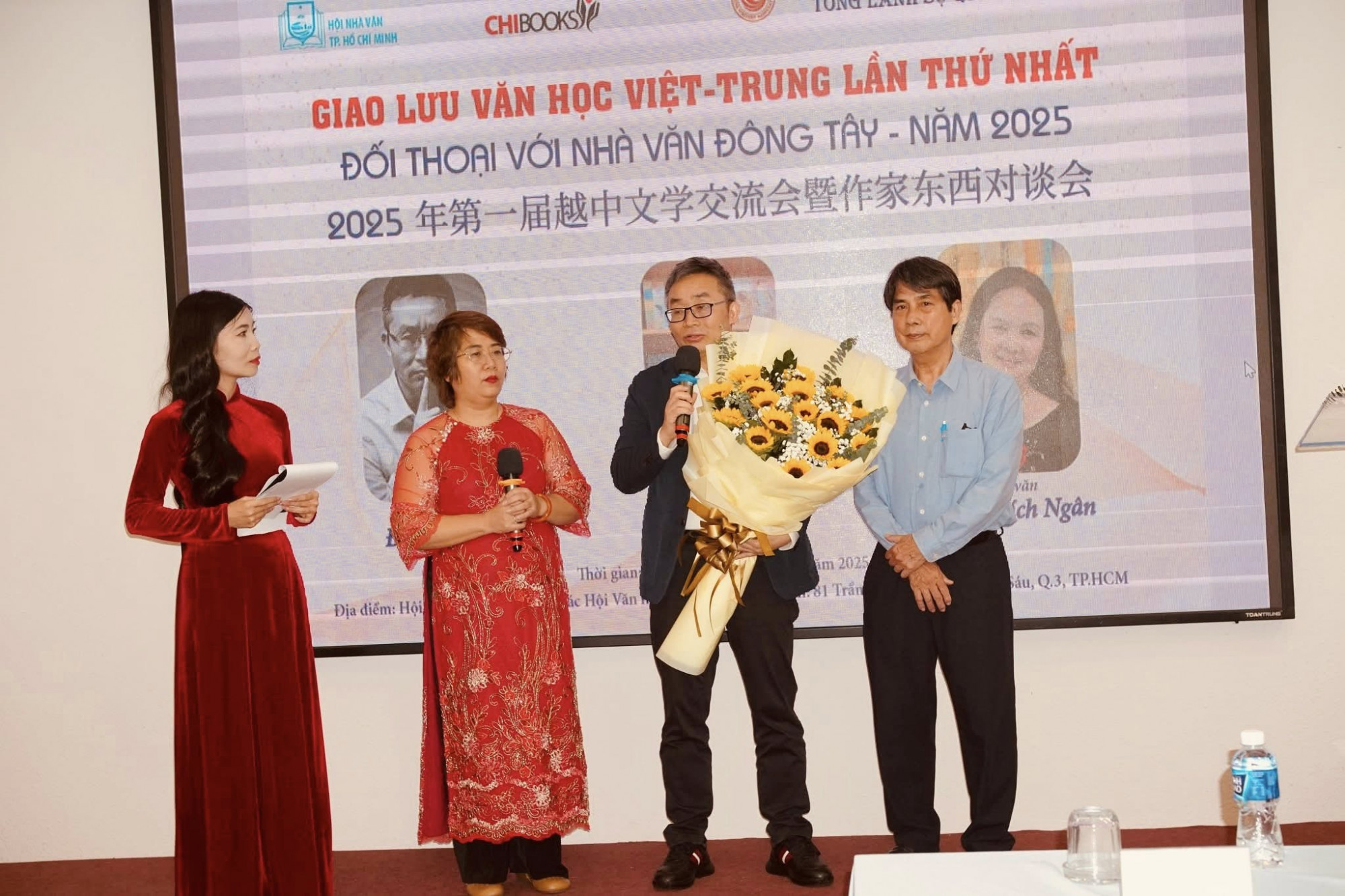 Buổi giao lưu với nhà văn Đông Tây (thứ 2, từ phải sang) có sự tham dự của kiến trúc sư Nguyễn Trường Lưu -Chủ tịch Liên hiệp các Hội Văn học nghệ thuật TPHCM