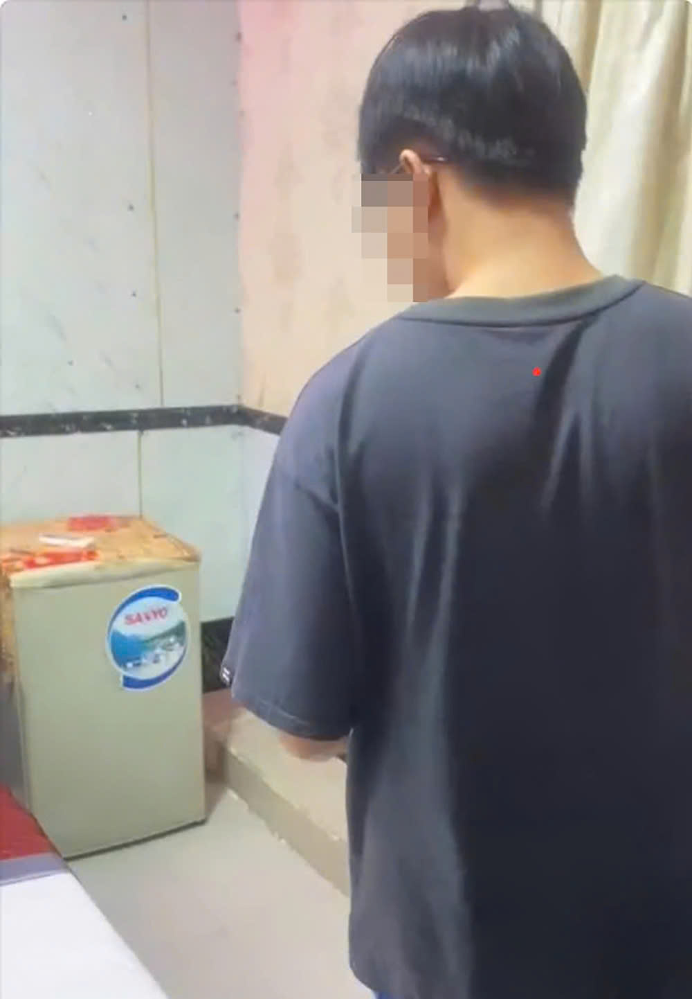 Một trong 2 nam sinh được giải cứu. Ảnh: CA
