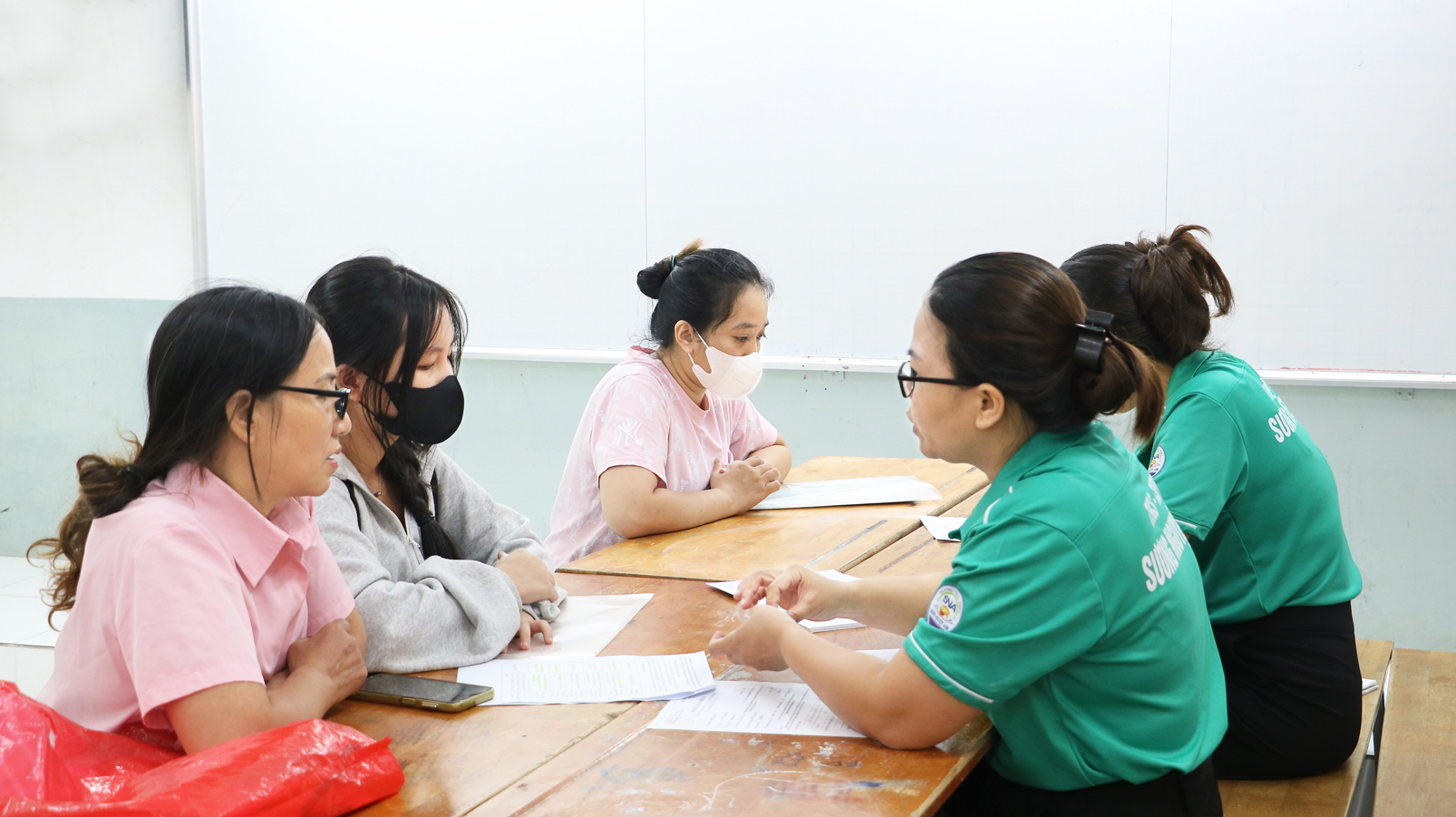 Học sinh, phụ huynh nộp hồ sơ xét tuyển bổ sung tại Trường THCS-THPT Sương Nguyệt Anh