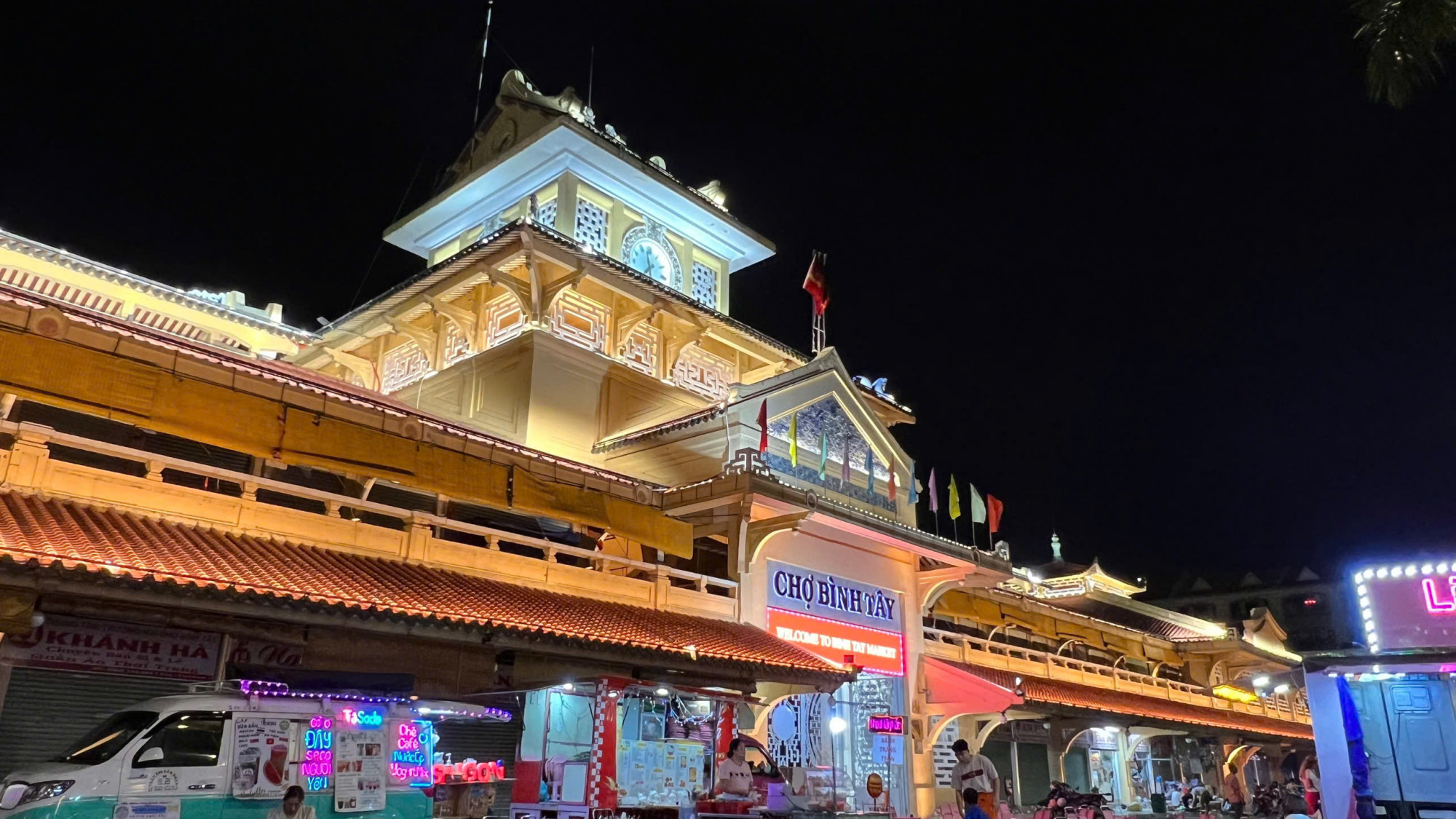 Vẻ đẹp của chợ Bình Tây khi phố lên đèn