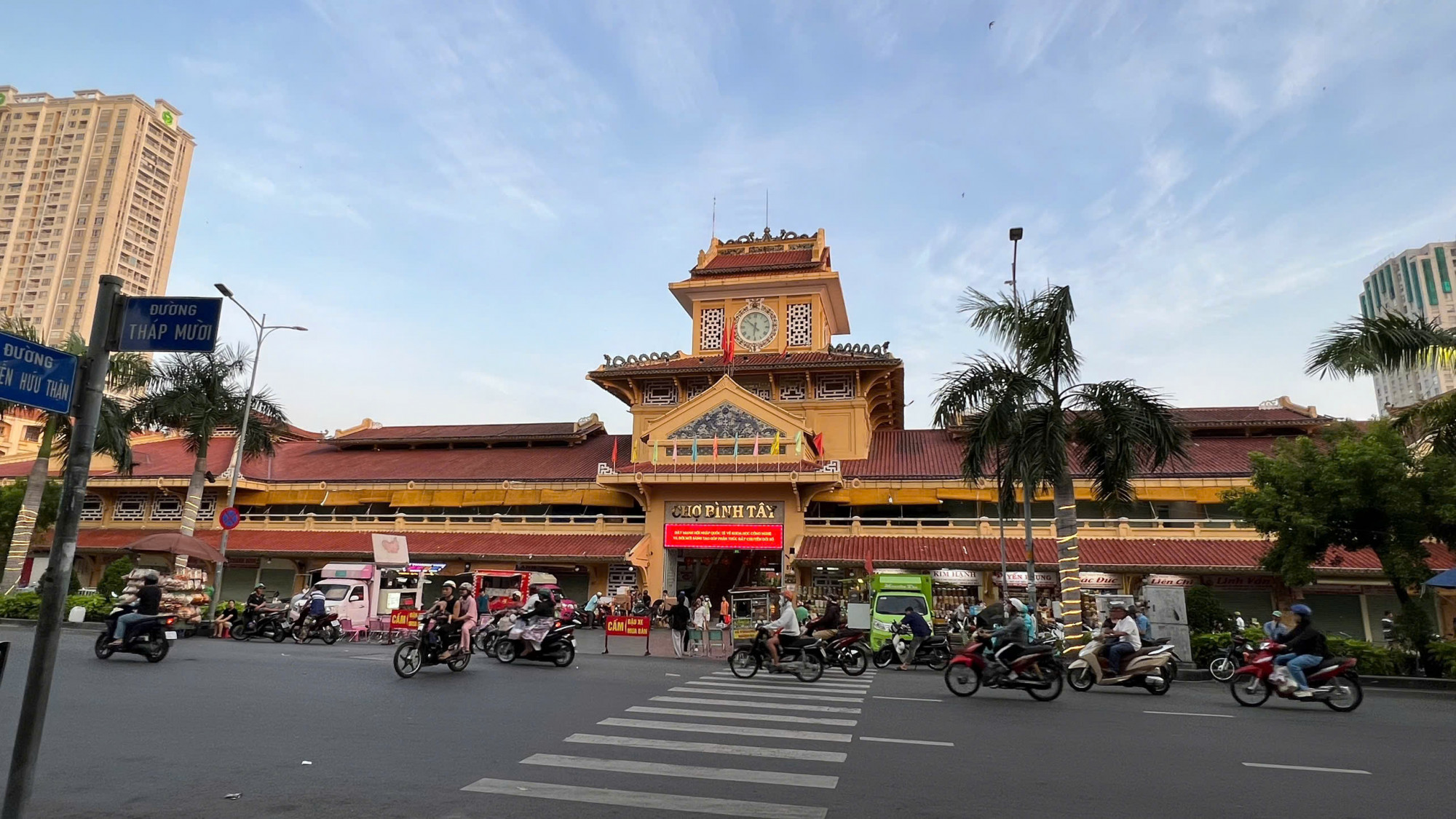 Chợ Bình Tây do thương nhân người Hoa tên Quách Đàm bỏ tiền xây dựng vào năm 1928 và tặng cho chính quyền Sài Gòn lúc bấy giờ.
