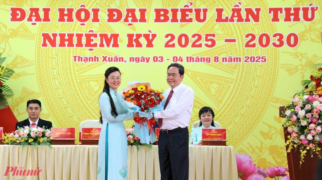 Ông Trần Thanh Mẫn - Chủ tịch Quốc hội tặng hoa chúc mừng Bí thư Đảng ủy xã Thạnh Xuân - Phạm Thị Thùy Dung. Ảnh: Trung Phạm