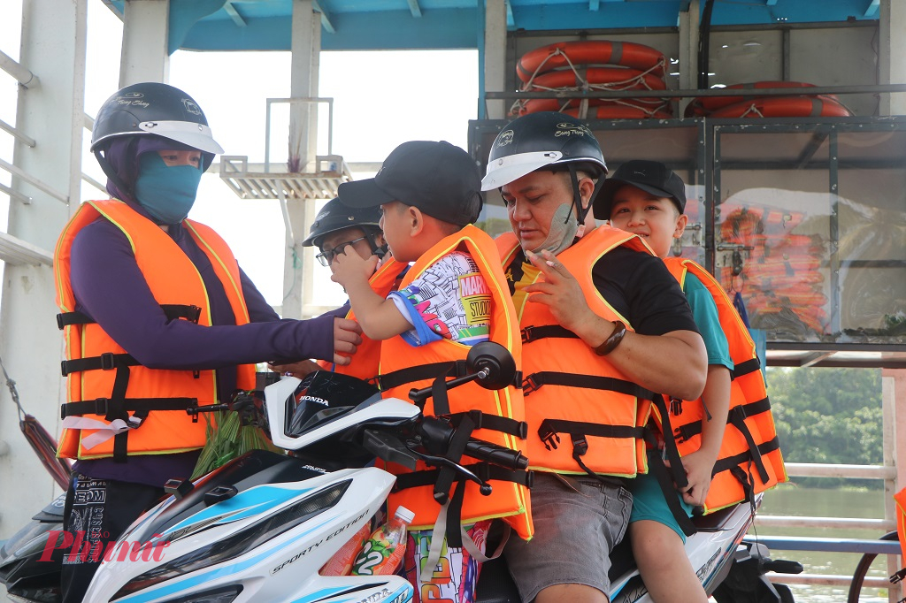 Hành khách đi tàu, phà... mặc áo phao đầy đủ. 