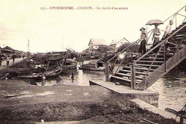 Sinh hoạt cư dân bên dòng kênh Tàu Hủ, dưới chân cầu Bình Tây xưa. Nguồn ảnh: dobuon.vn