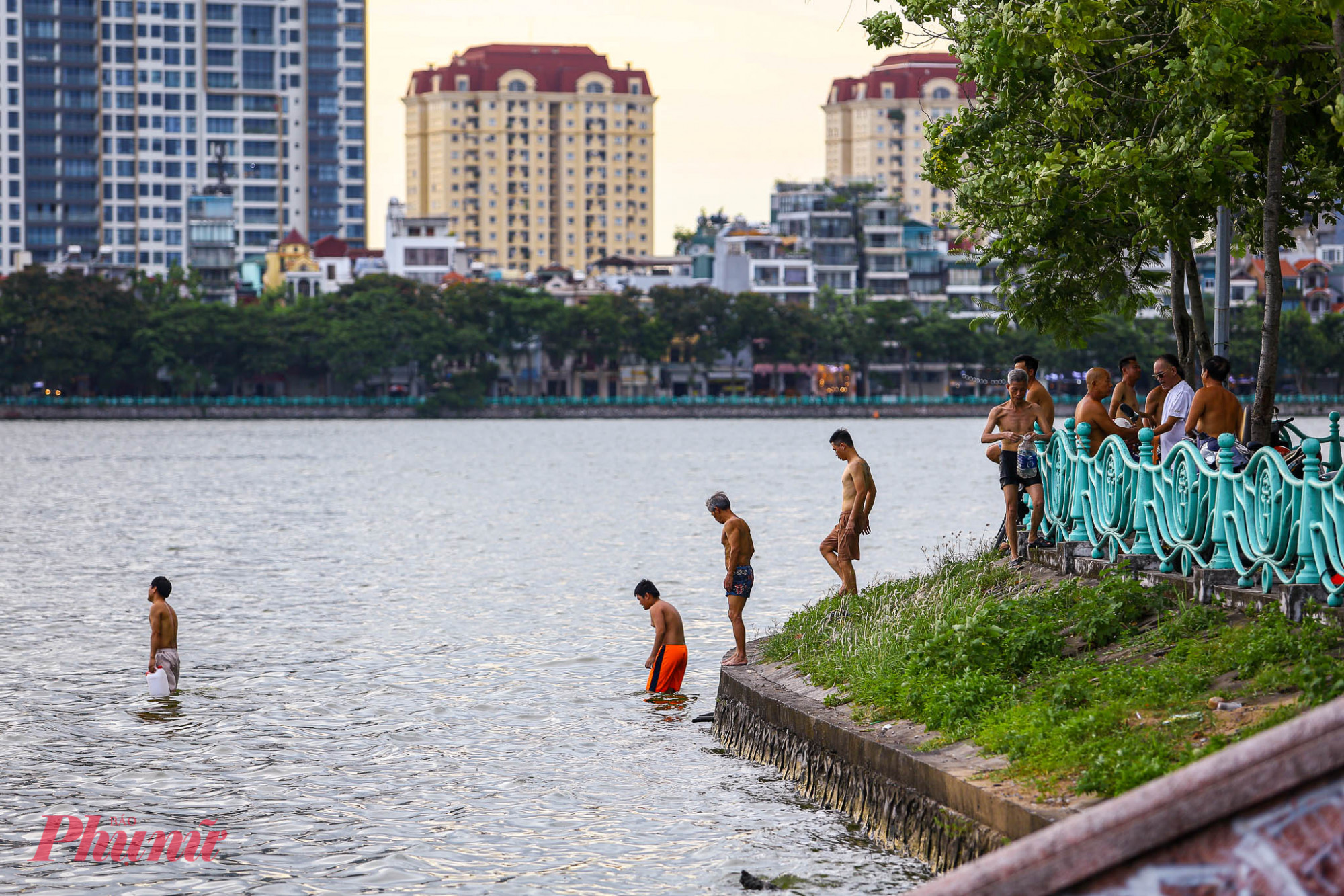 Phớt lờ biển cấm, rất đông người tìm đến Hồ Tây để giải tỏa cơn nóng.