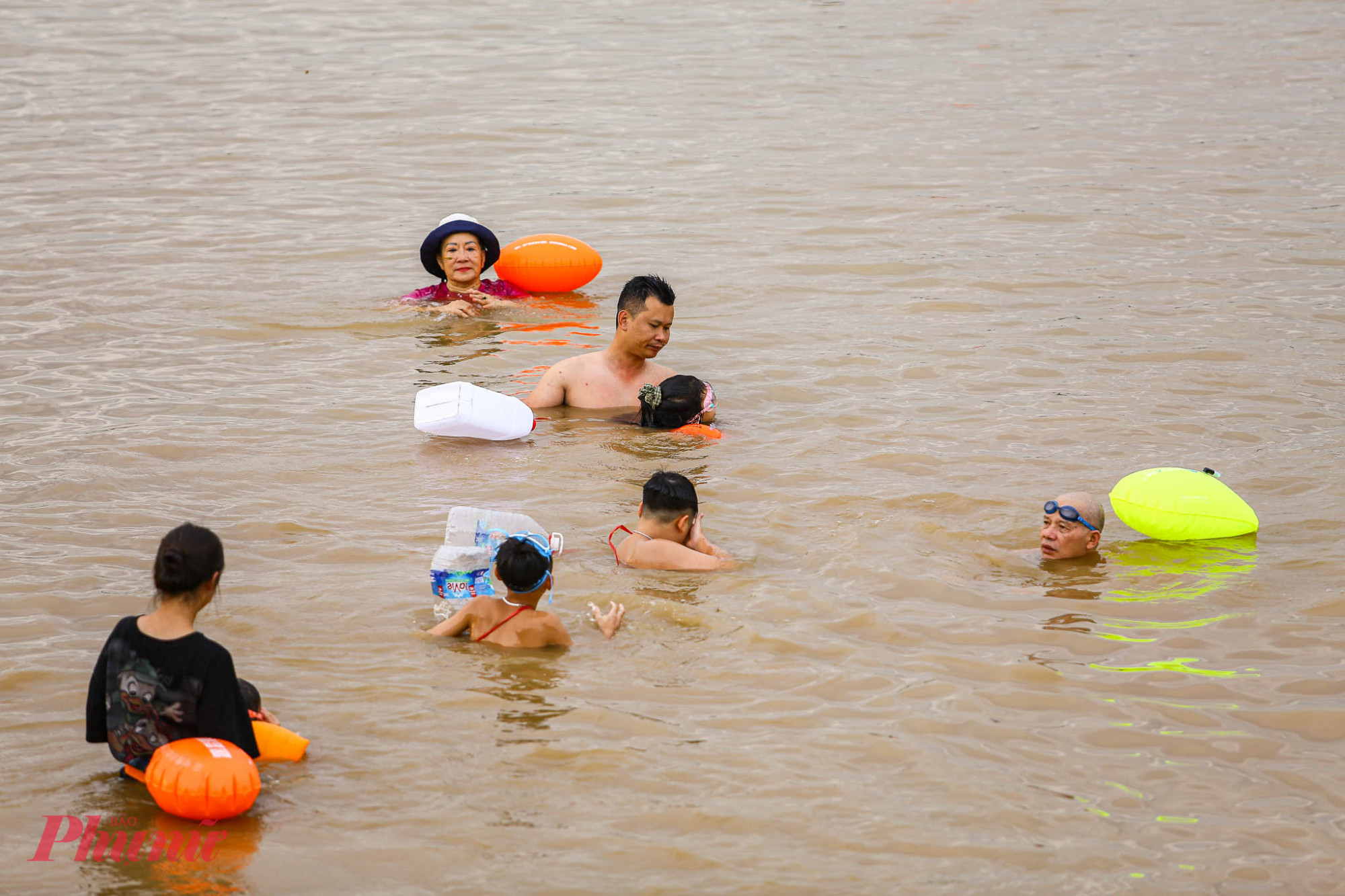 Khác với bãi tắm trên hồ Tây, bãi tắm tại đây, người bơi trang bị đầy đủ áo phao, phao bơi,.... đảm bảo an toàn.