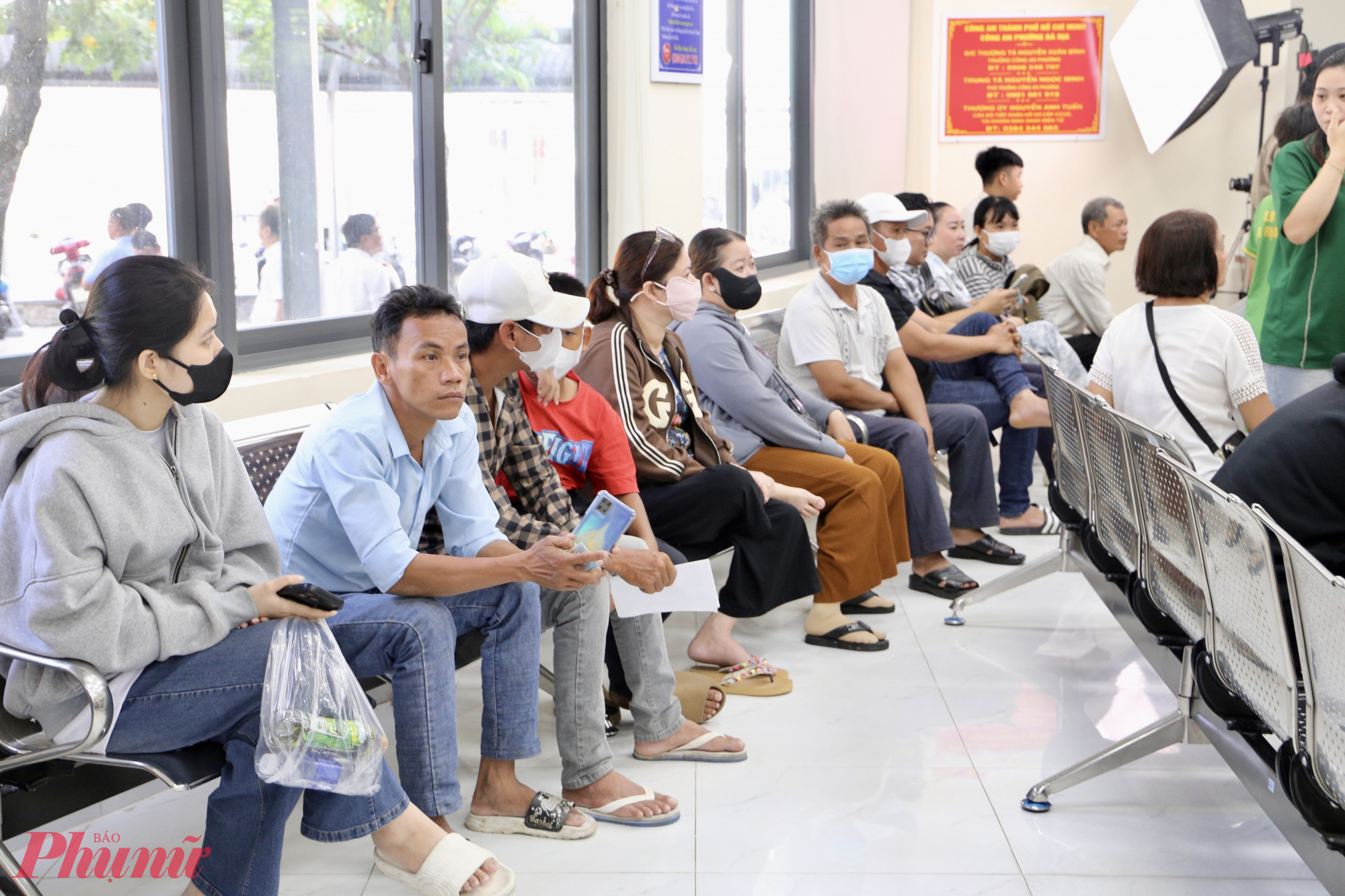 Đông đảo người dân đến giải quyết thủ tục, hồ sơ tại Trung tâm Phục vụ hành chính công sáng 4/8 - Ảnh: Thanh Tâm