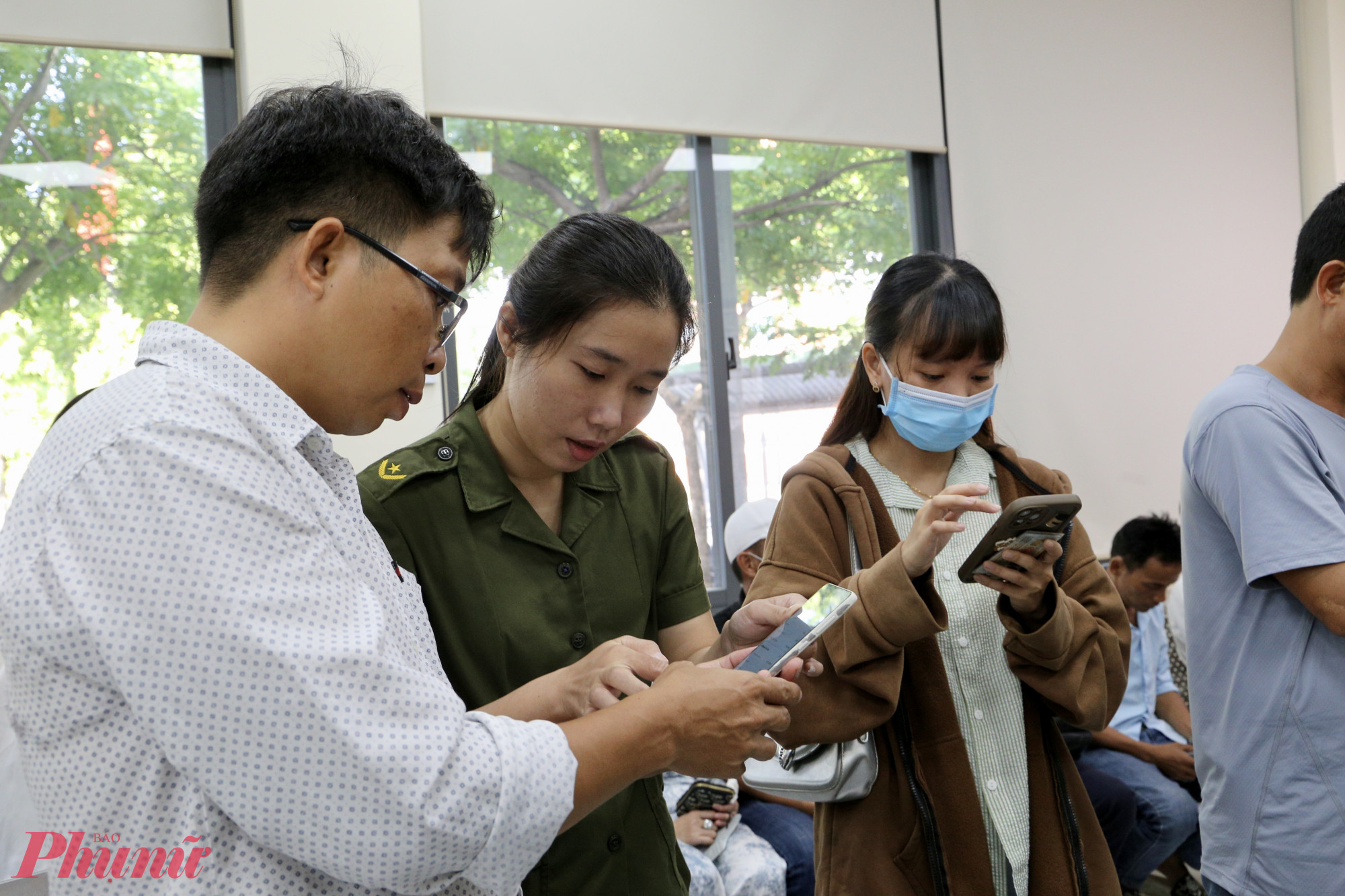 Bộ phận Công an phường phối hợp chặt chẽ cùng cán bộ hành chính, đảm bảo người dân được tư vấn đầy đủ về giấy tờ, - Ảnh: Thanh Tâm