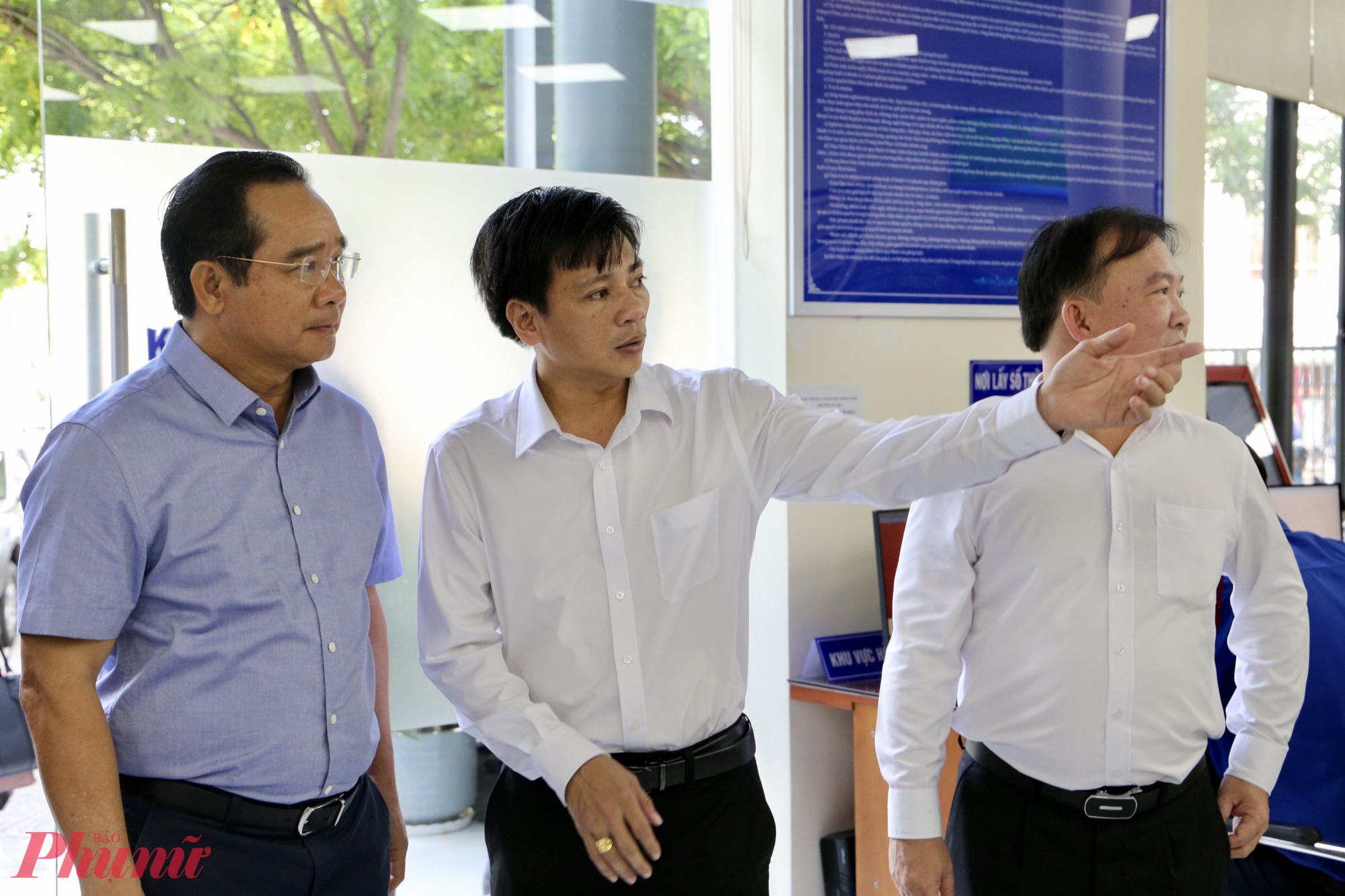 Chủ tịch UBND TPHCM Nguyễn Văn Được khảo sát thực tế tại khu vực tiếp nhận hồ sơ của Trung tâm Phục vụ hành chính công phường Bà Rịa - Ảnh: Thanh Tâm